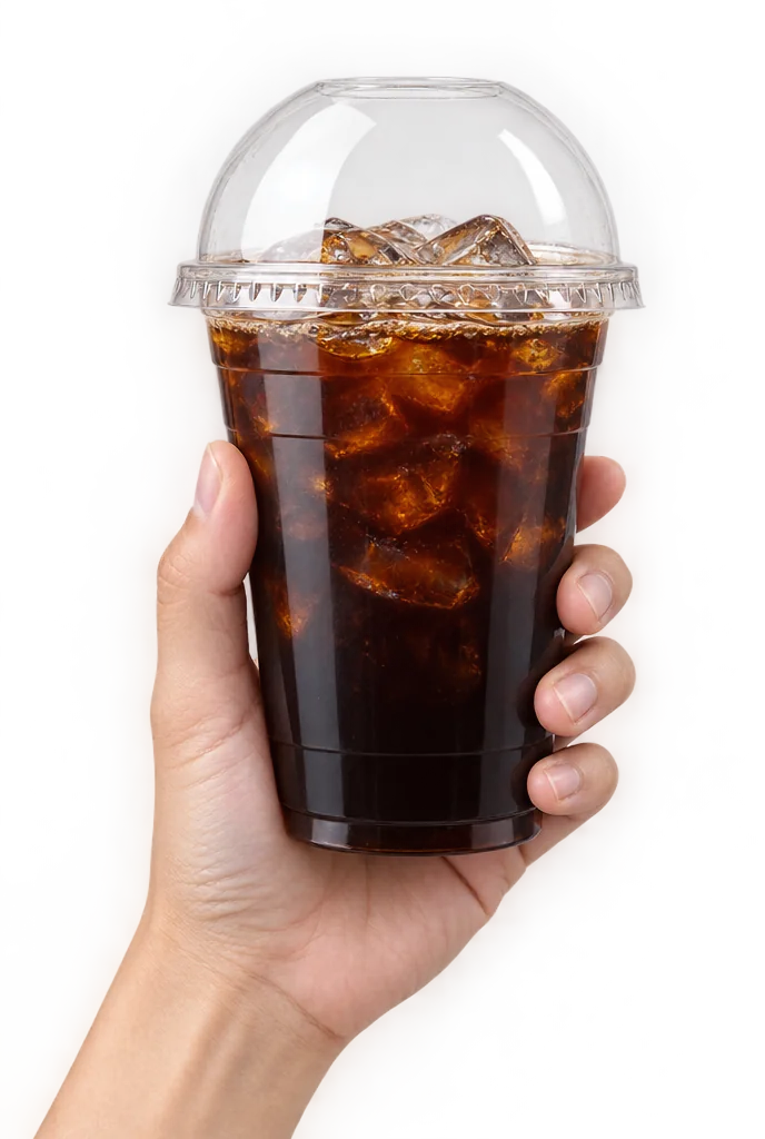 Une main tient un gobelet d'americano glacé