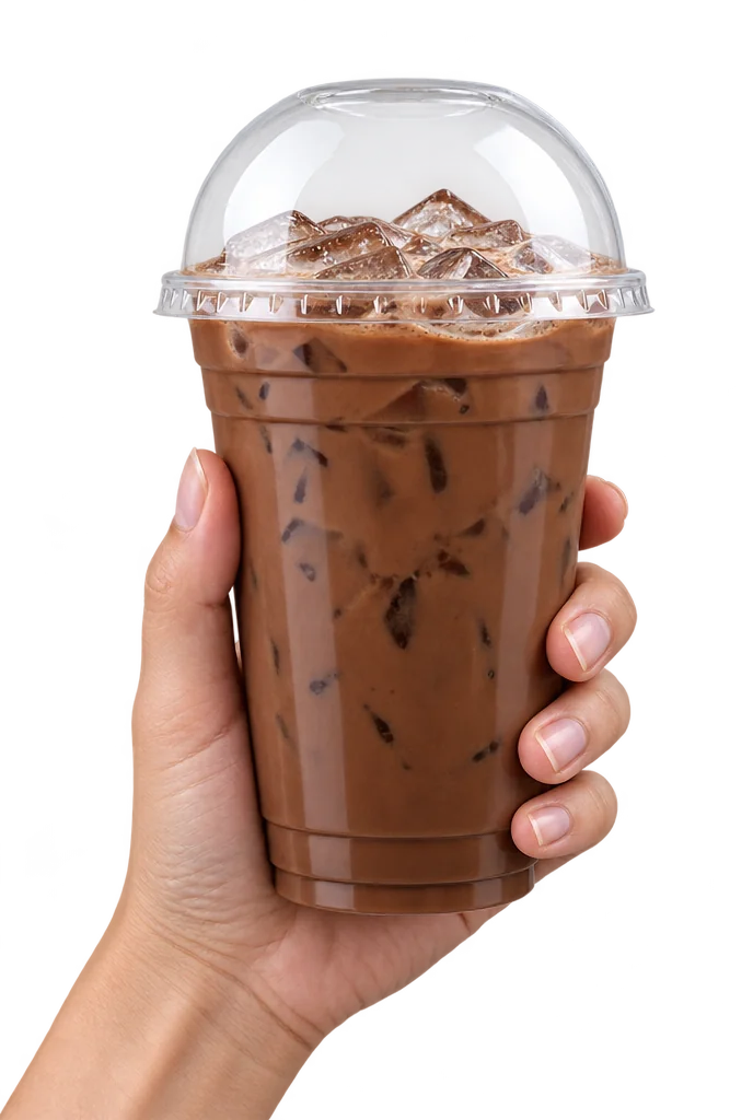 Une main tient un gobelet de mocha glacé